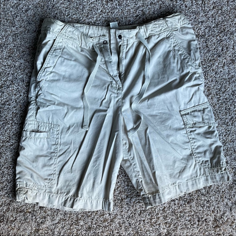 Women’s khaki cargo shorts - size 6
